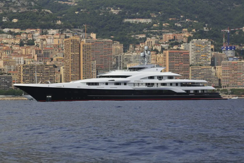 Grande superyacht in porto