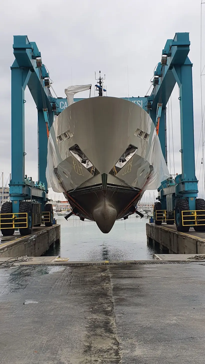 Superyacht sollevato a terra durante un progetto in cantiere