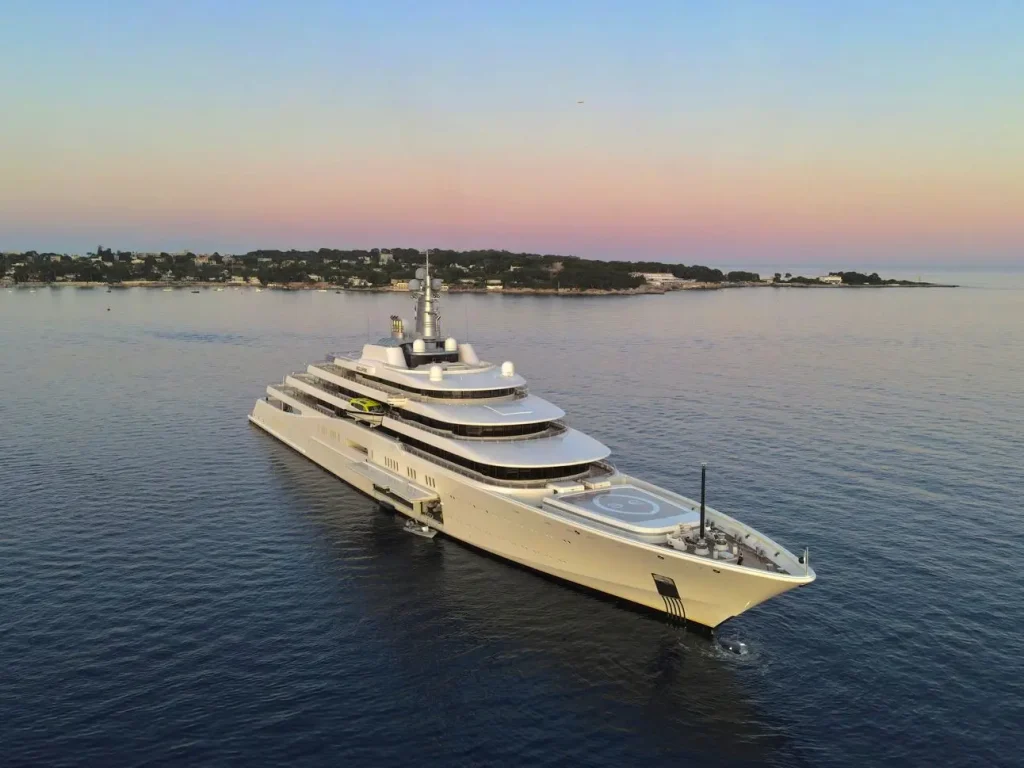 162.5-metre Blohm & Voss yacht Eclipse in Juan-les-Pins (Photo: Léandre Loyseau)